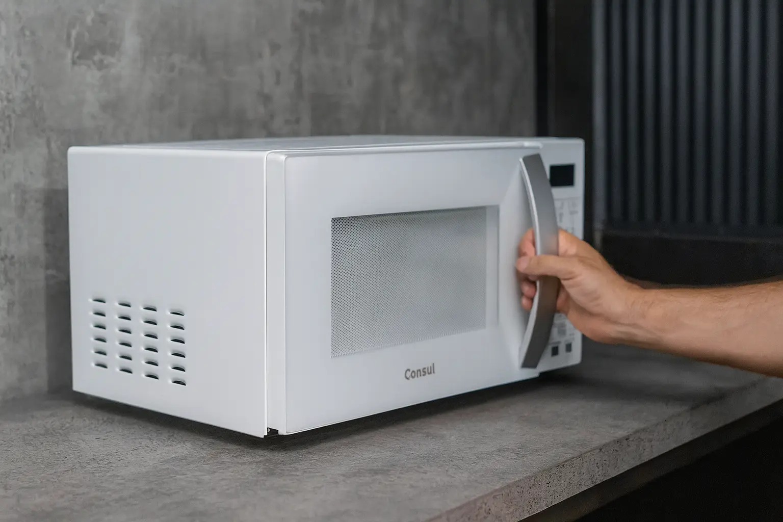 Micro-ondas Consul 32L cai de R$ 776 para R$ 588 com 24% OFF na Amazon