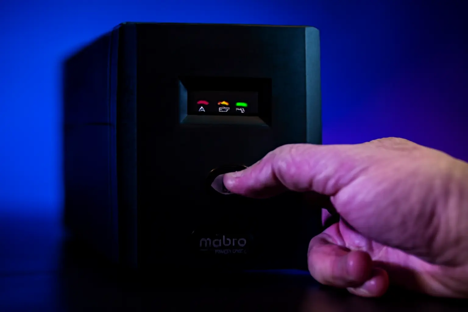 Nobreaks com autonomia de 8 horas: 3 modelos que garantem segurança e eficiência