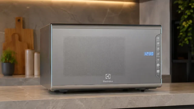 Micro-ondas Electrolux 31L: inox espelhado ou branco, qual escolher?