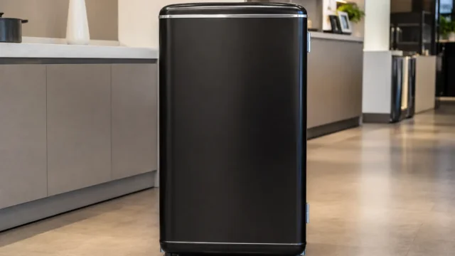 Midea Retrô 93L destaca o visual; 45L muda o espaço interno
