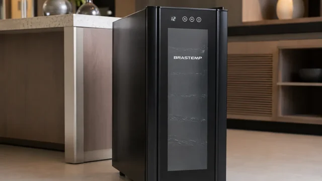 Brastemp BZC12BE ou Electrolux ACB12: o que separa as duas adegas de 12 garrafas